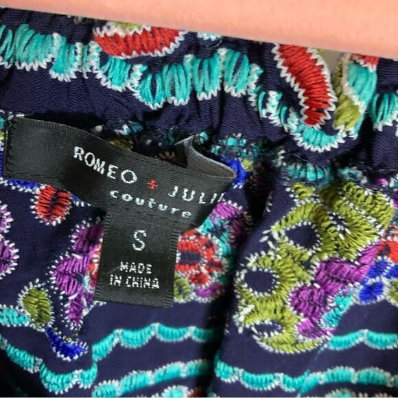 Romeo & Juliet Couture Off Shoulder Embroidered Top Size Small - Picture 5 of 5